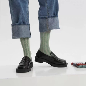 Chaussettes vintage en coton vert pour femmes avec mocassins et jean bleu denim