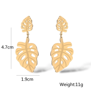 Dettaglio orecchini a foglia di monstera oro con misure 4,7 cm di altezza e 1,9 cm di larghezza