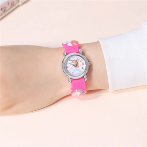 Gros plan d'une montre licorne mignonne au poignet avec bracelet en silicone rose