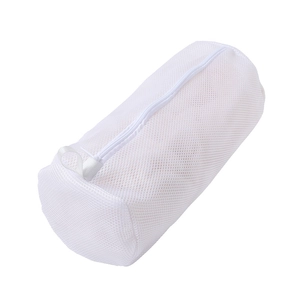 Bolsa de malla cilíndrica blanca para proteger los zapatos durante el lavado a máquina