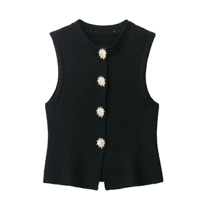 Haut élégant en tricot noir sans manches avec boutons dorés vintage et col rond