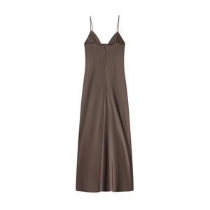 Détail d'une robe midi en satin marron avec texture plissée et finition soyeuse