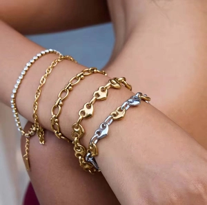 Ensemble de bracelets cœur en or 18 carats et argent avec zircons sur le poignet