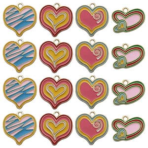 Set di 16 ciondoli a cuore in lega colorata con smalto per creazione gioielli fai-da-te