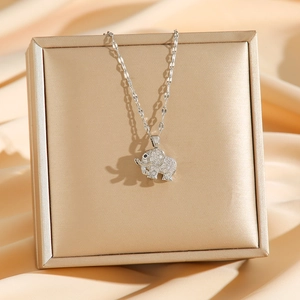 Collier avec pendentif éléphant en acier titane avec cristaux pavés et finition argent