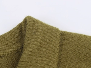 Dettaglio macro del tessuto a maglia verde oliva con texture fine e fibre morbide