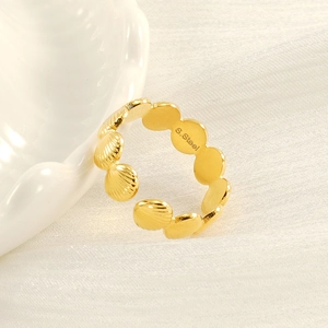 Bague ouverte en acier inoxydable plaqué or 18 carats avec design à bordure ondulée