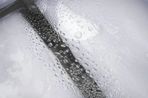 Vue rapprochée de la surface imperméable en PVC avec gouttes d'eau pour sac transparent