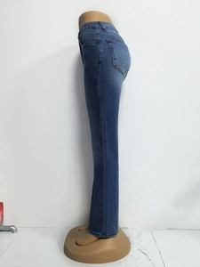Detail van wijde jeans met hoge taille in donkerblauwe wassing op een paspop