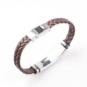 Herren Armband aus braunem geflochtenem Leder mit poliertem Edelstahlverschluss in Silber