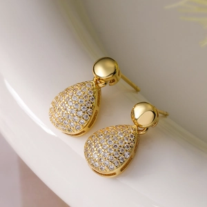 Eleganti orecchini a goccia placcati in oro 18 carati con pavé di zirconi brillanti