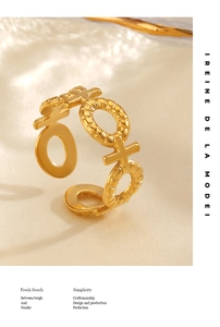 Nahaufnahme des verstellbaren goldfarbenen Rings mit XO-Symbolen und Hammerschlag-Finish