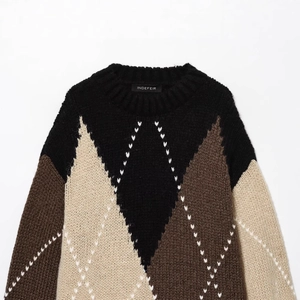 Chic diamond pattern color-block knitted sweater with cozy crew neck and textured finish