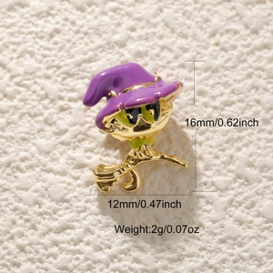 Vue détaillée du pendentif chat sorcier doré 16mm avec balai et mesures pour bijoux DIY