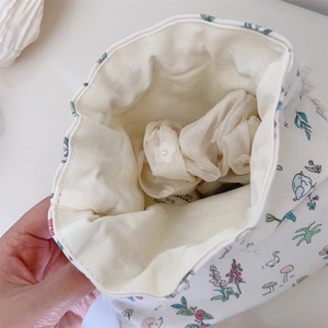 Vue détaillée de l'intérieur d'un sac de rangement en coton à fleurs avec cordon de serrage