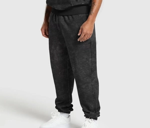 Vue détaillée du jogging homme montrant la texture florale noire et la taille à cordon