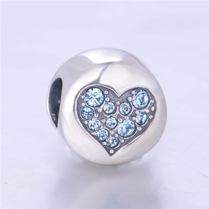 Abalorio de plata S925 pulida con un diseño de corazón de cristal azul