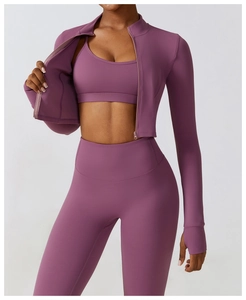Détail des poignets passe-pouce sur une veste de yoga violette et ensemble fitness