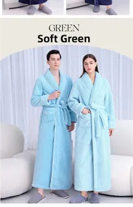 Détail d'un peignoir en polaire vert clair avec liseré blanc et ceinture ajustable