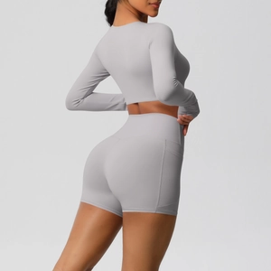 Detailopname van de yoga short met hoge taille, zijzakken en geborstelde zachte stof