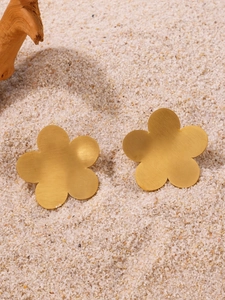 Détail de boucles d'oreilles fleurs plaquées or 18K avec texture métal brossé