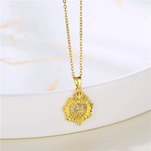 Dettaglio del ciondolo a cuore dorato 18K con corona e zircone sulla collana oro