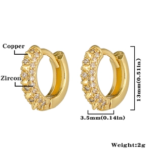 Primer plano de pendientes de aro de cobre de 13mm con circonitas y baño de oro
