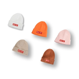 Bonnets en tricot à la mode en cinq couleurs avec étiquette rouge et texture d'hiver