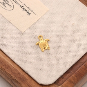 Macro shot of 3D gold sea turtle pendant with detailed shell texture for DIY jewelry
