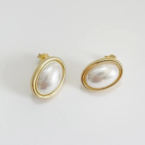 Minimalist 925 silver oval gold earrings with white pearl inlay in a top-down layout