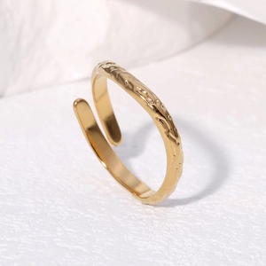 Anello regolabile martellato in acciaio inossidabile placcato oro 18k con texture