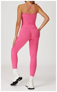 Vue arrière d'un ensemble de yoga rose sans couture avec bretelles croisées et legging