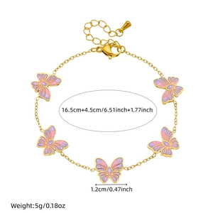 Bracciale in acciaio inossidabile dorato con pendenti a farfalla in smalto rosa e viola su bianco