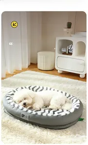 Vue détaillée du lit pour animaux style piste avec motif zèbre et doublure en peluche douce