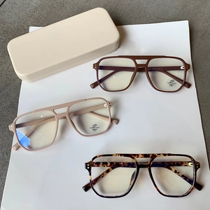 Vista piatta di montature da vista vintage stile aviator con custodie e filtro luce blu