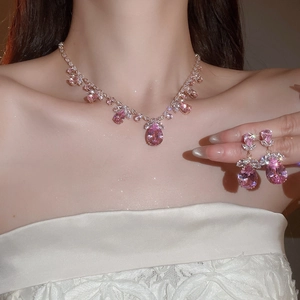 Vue détaillée de l'ensemble luxe collier et boucles d'oreilles fleur en zircon rose