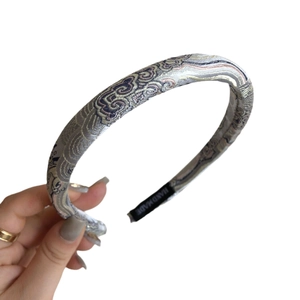 Cerchietto in broccato jacquard argento con motivi floreali in stile cinese moderno