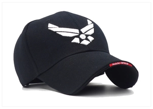 Dettaglio del berretto tattico blu navy con ricamo 3D ed etichetta logo sul lato
