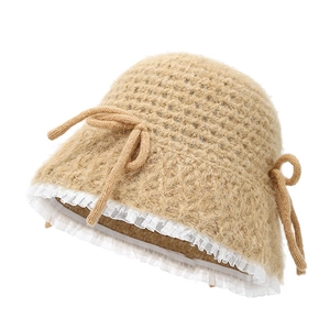 Cappello a secchiello beige lavorato a maglia con pizzo bianco e fiocchi per inverno