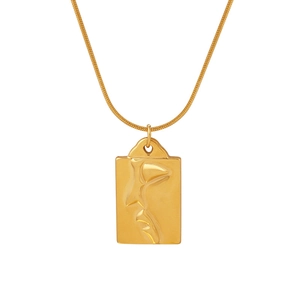 Goldene Schlangenkette mit rechteckigem Anhänger mit abstraktem Gesicht-Relief