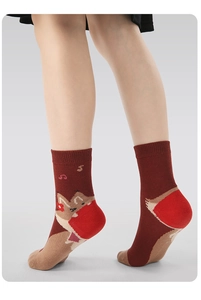 Detail von rotbraunen Kindersocken mit süßem Fuchs-Cartoon-Muster und Stricktextur