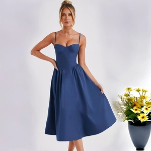 Détail de la robe caraco bleu marine avec une taille ajustée et une jupe midi élégante