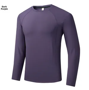 Détail d'un t-shirt de sport à manches longues violet foncé avec manches raglan et col rond