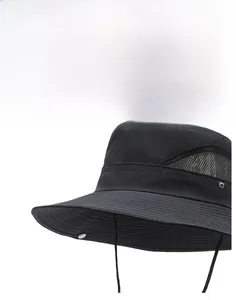 Dettaglio della maglia traspirante e dei bottoni automatici laterali sul cappello nero