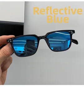 Détail de lunettes de soleil carrées avec verres réfléchissants bleus et monture noire