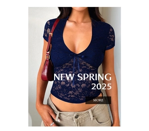 Detail eines blauen Y2K-Spitzentops mit V-Ausschnitt, Blumenmuster und Schleife