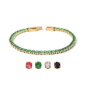 Détails des bracelets tennis dorés sertis de zircons verts, rouges et blancs brillants