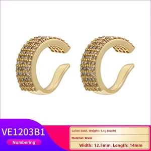 Vue détaillée du ear cuff en laiton doré en forme de C avec des cristaux incrustés
