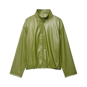 Olivgrüne PU-Lederjacke mit Stehkragen und Reißverschluss auf weißem Grund