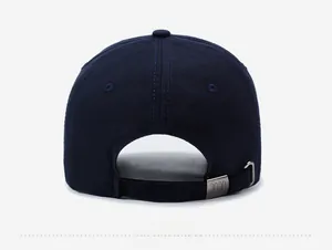 Détail arrière de casquette bleu marine avec boucle métallique ajustable embossée NY